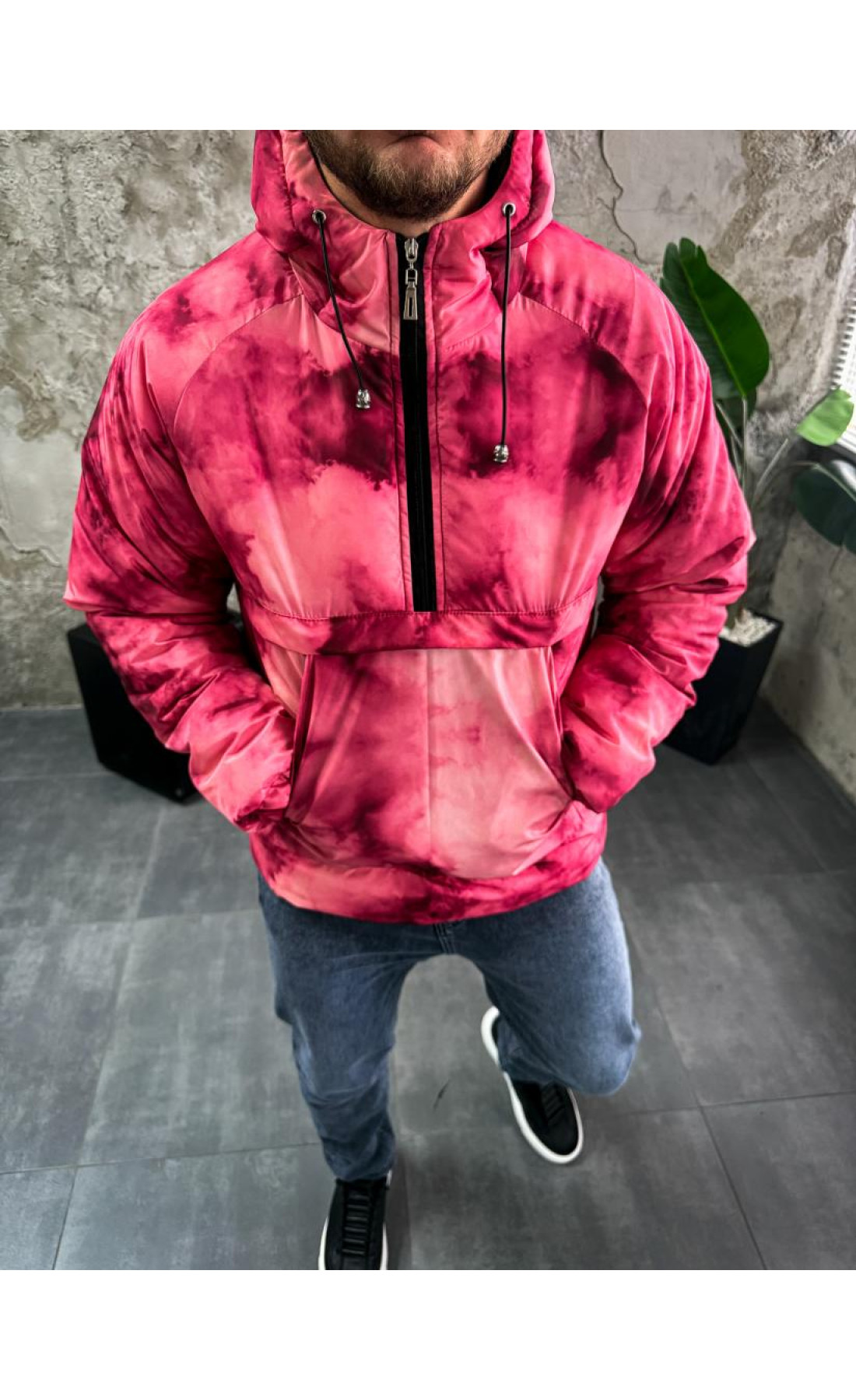 Чоловічий рожевий анорак з абстрактним принтом