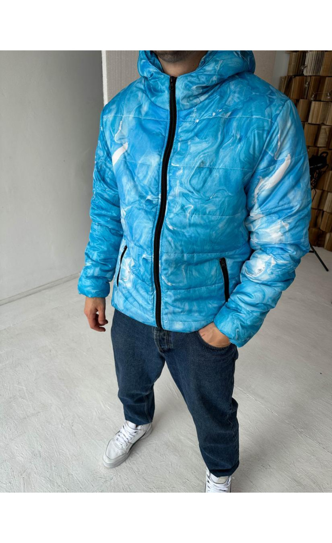 Блакитна чоловіча куртка з капюшоном