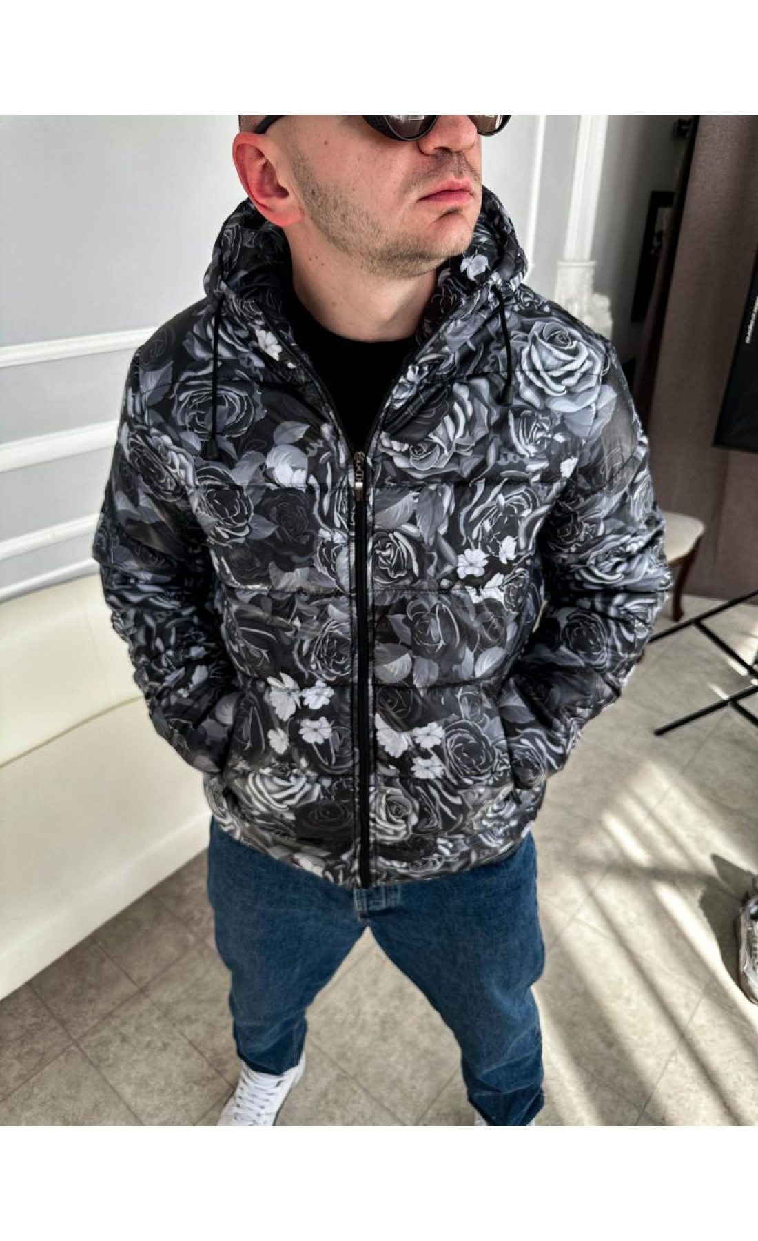 Чоловіча чорна куртка з квітковим принтом