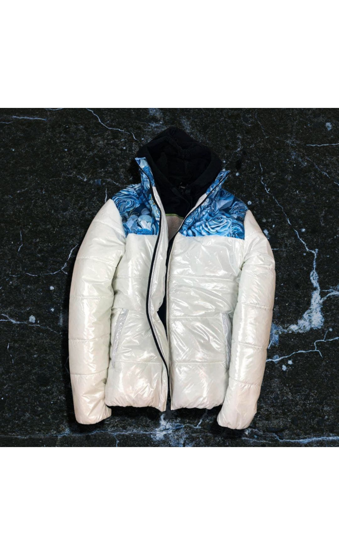 Тепла зимова чоловіча куртка білого кольору з принтом