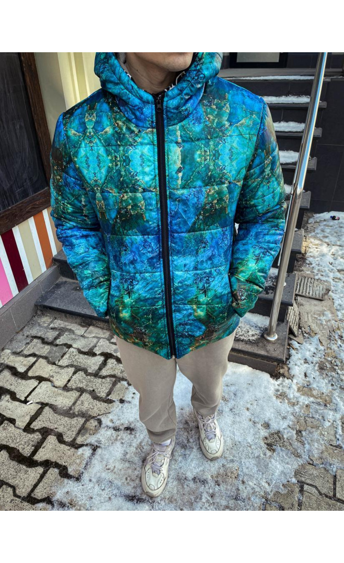 Чоловіча синьо-зелена тепла куртка з абстрактним принтом