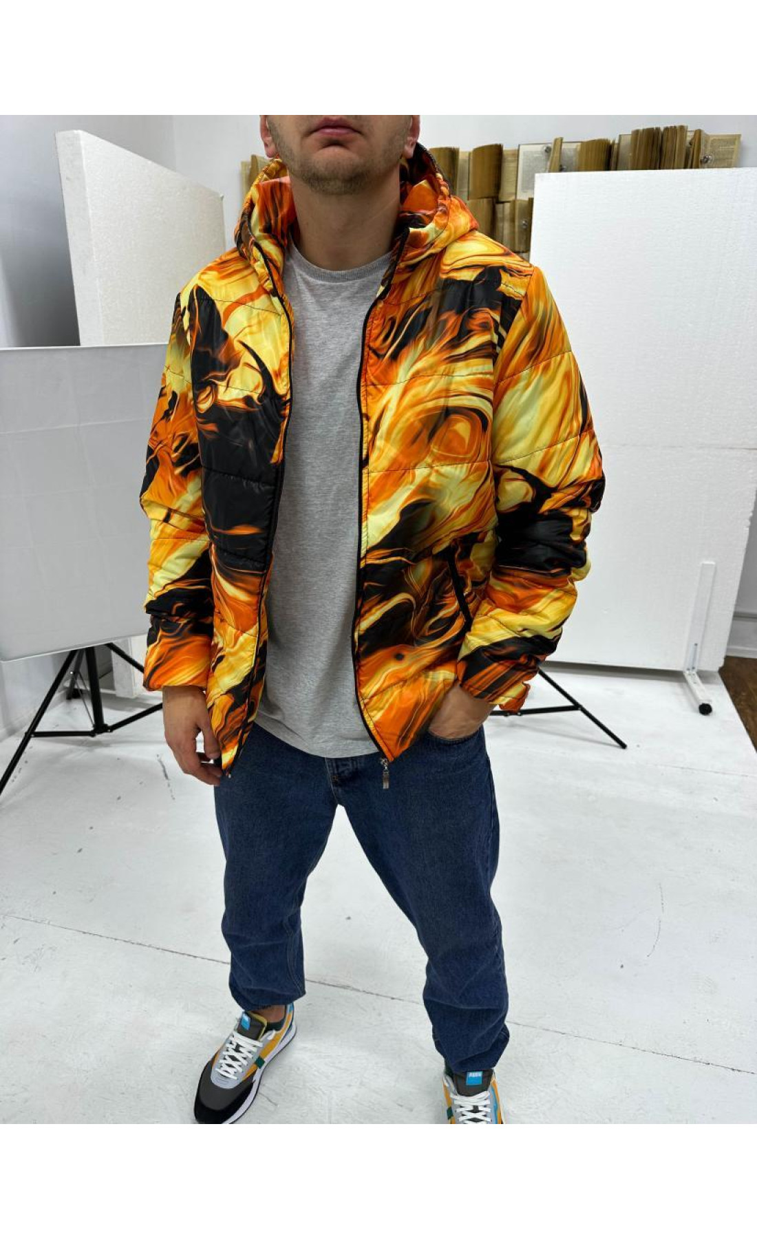 Яскрава помаранчева чоловіча куртка з капюшоном