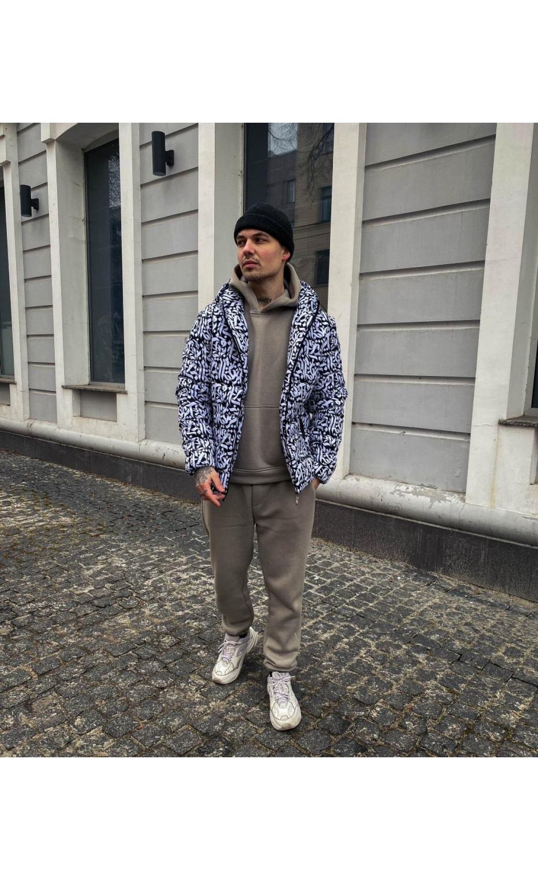 Демісезонна чоловіча куртка чорно-білого кольору