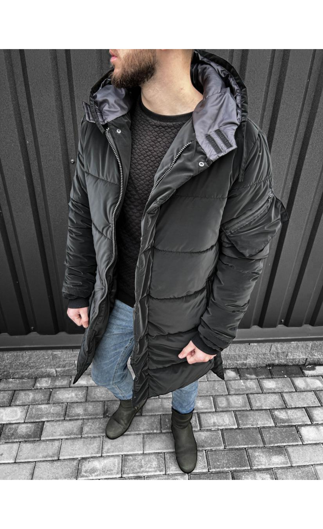 Зимова довга куртка чорного кольору