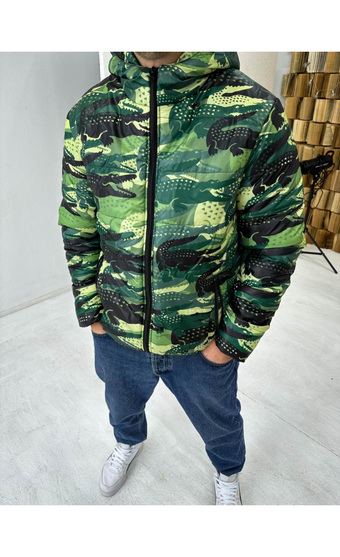 Куртка з яскравим зеленим принтом