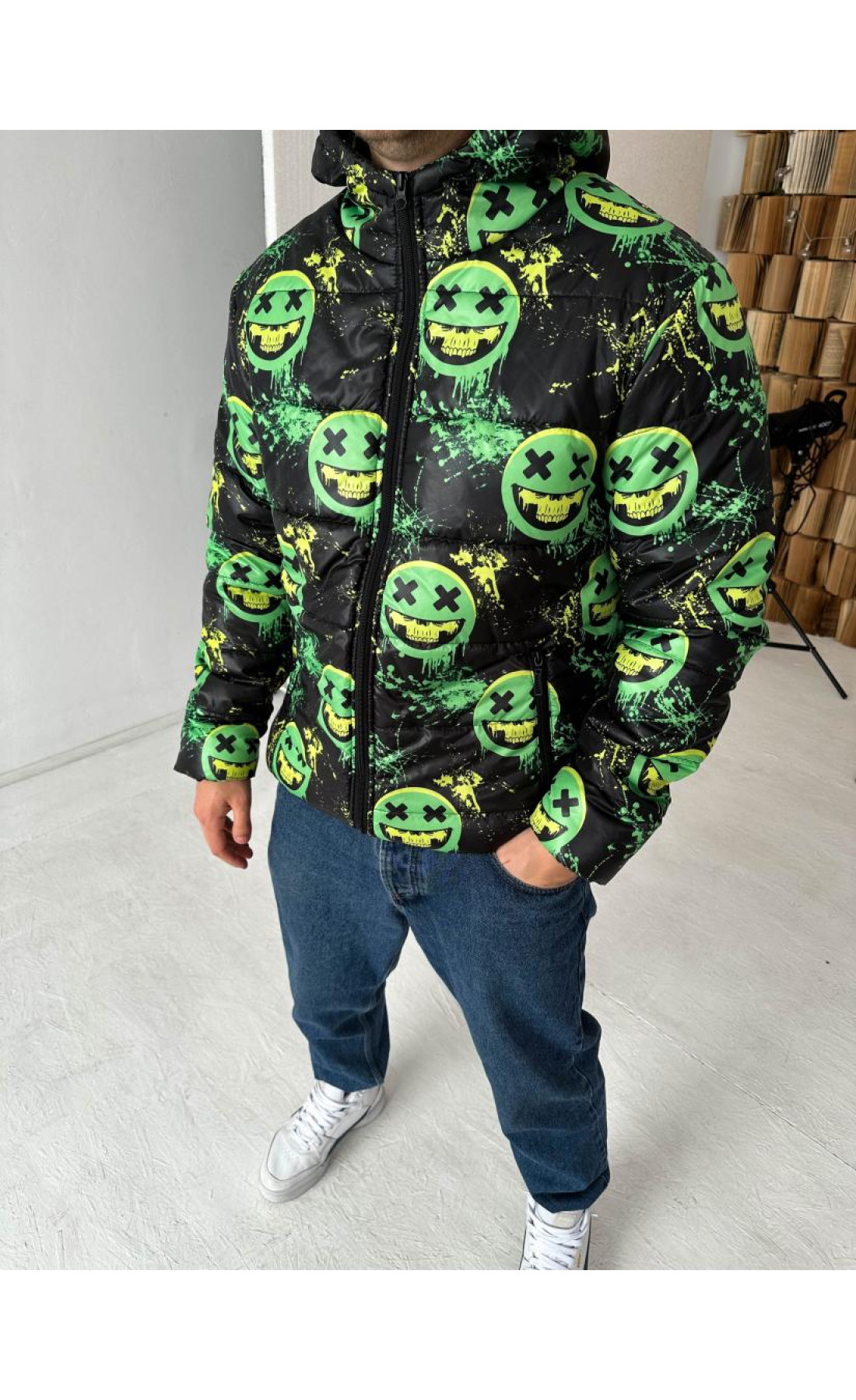 Чоловіча куртка демісезонна чорного кольру з принтом