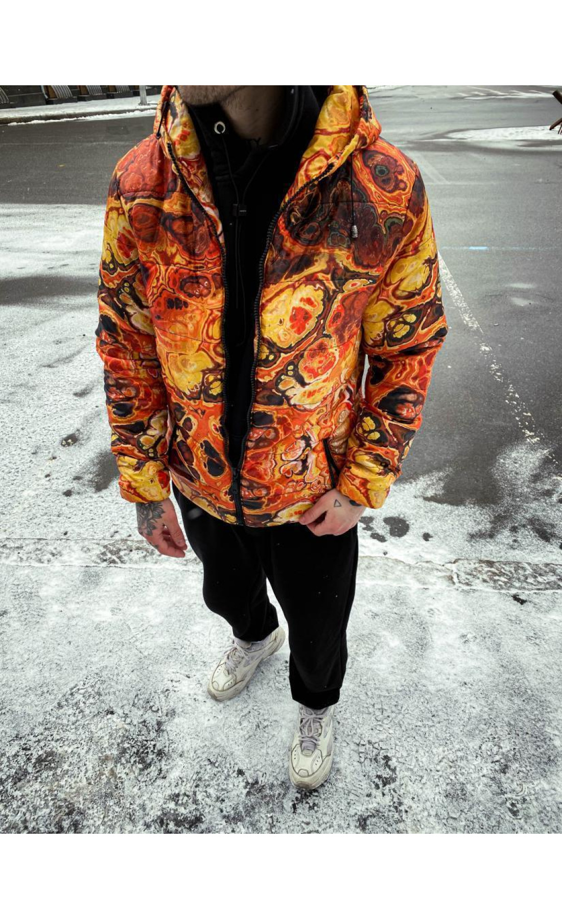 Помаранчева чоловіча куртка з яскравою абстракцією