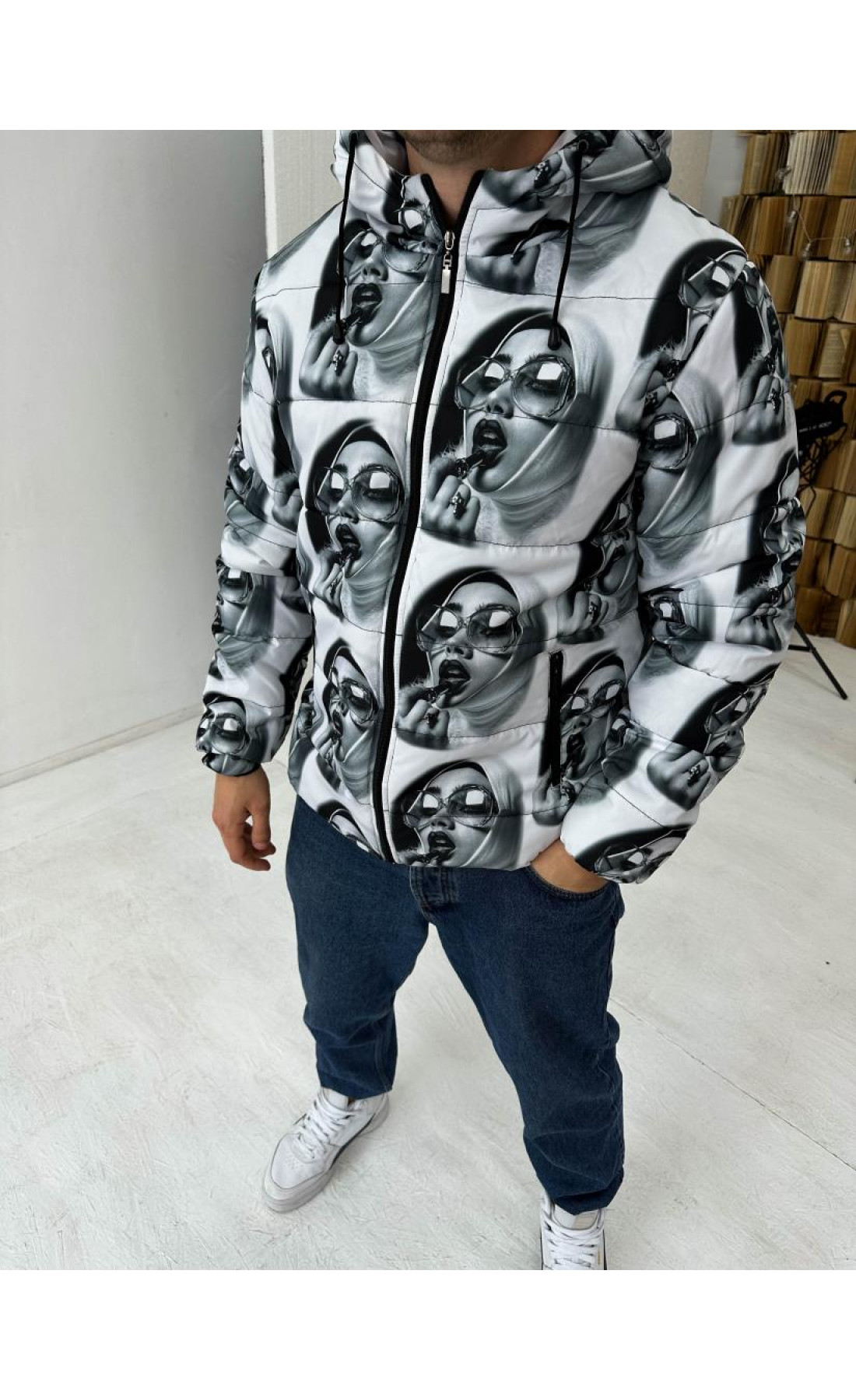 Демісезонна чоловіча куртка з чорно-білим принтом