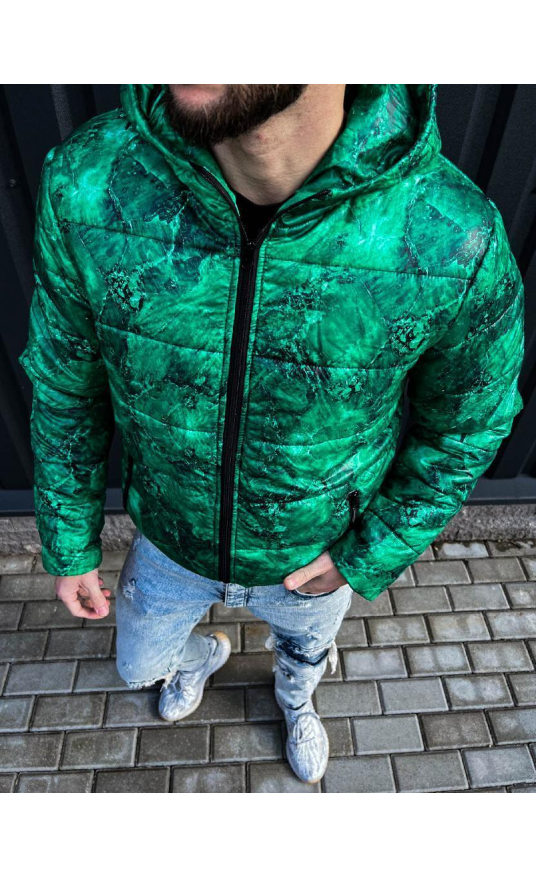 Чоловіча яскрава куртка зеленого кольору з принтом