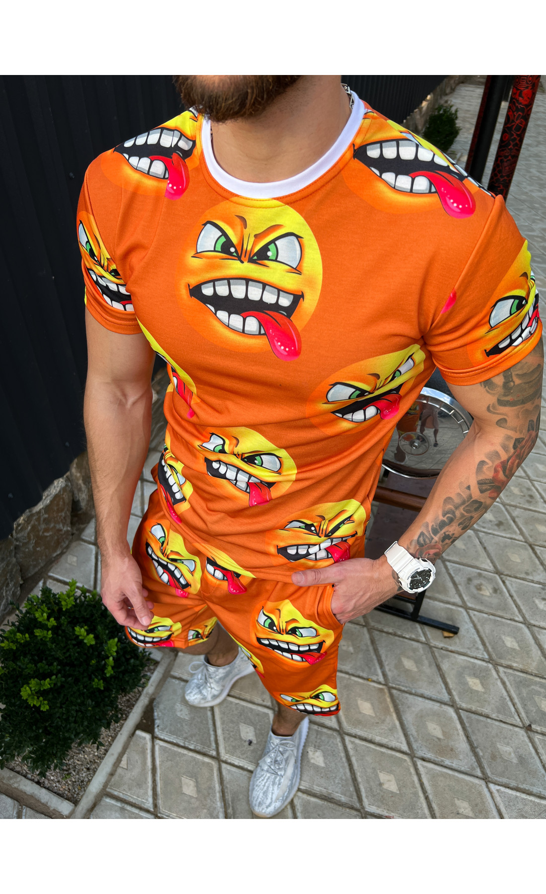 Яскравий помаранчевий чоловічий літній спортивний костюм з модним принтом смайликів