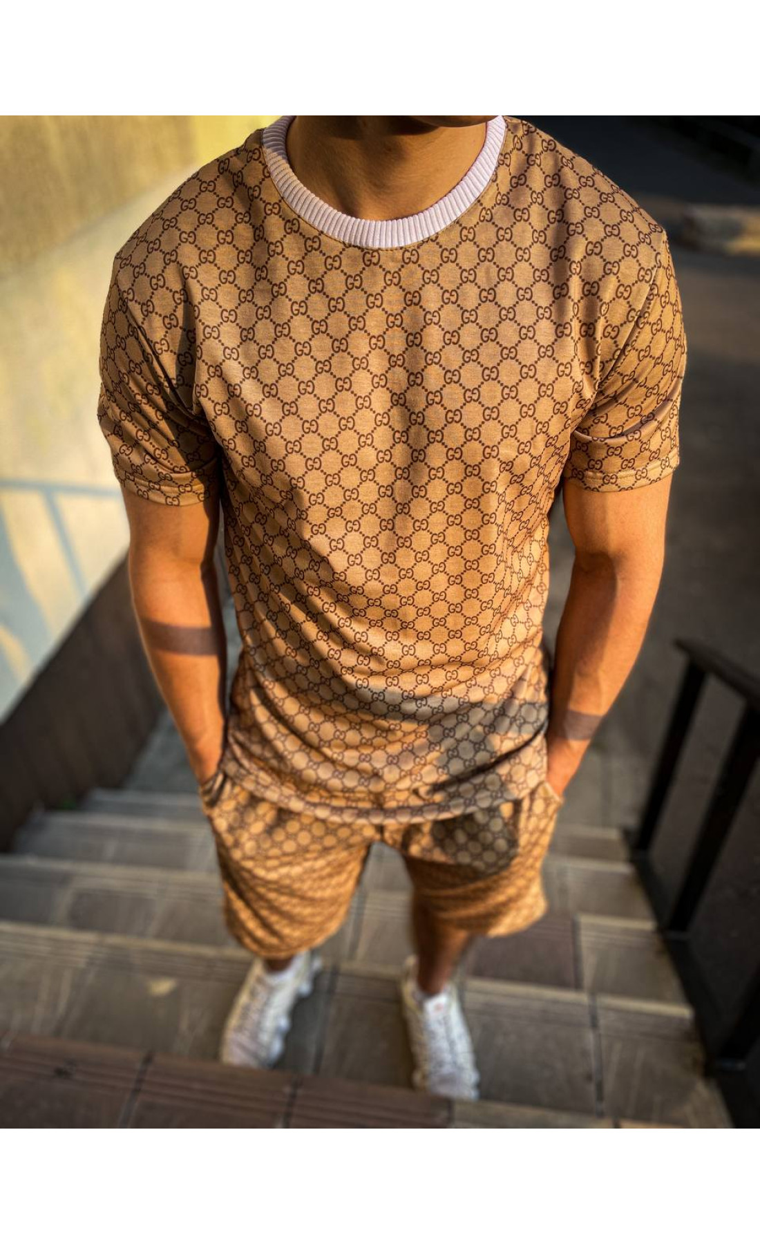 Бежевий чоловічий літній зручний спортивний костюм зі стильним дизайном