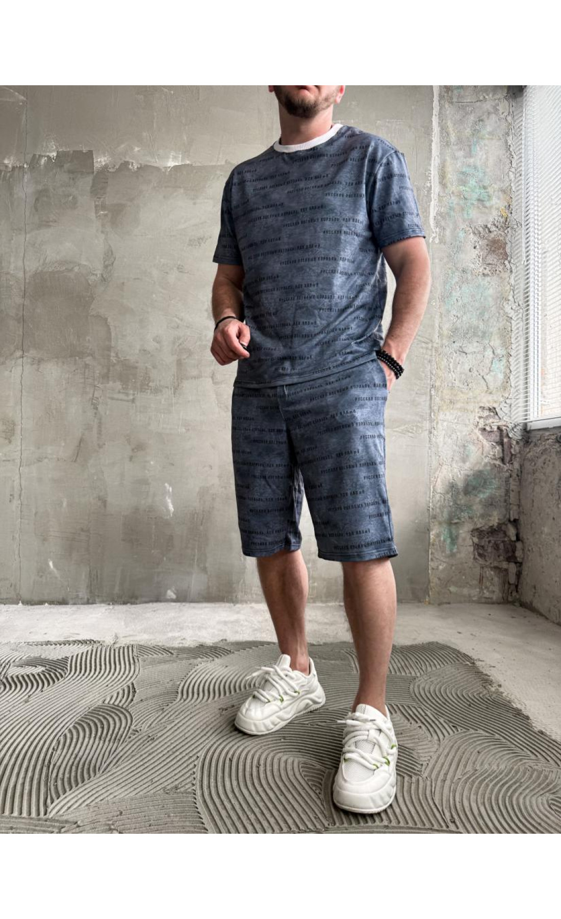 Сірий чоловічий літній комфортний спортивний костюм з патріотичними написами