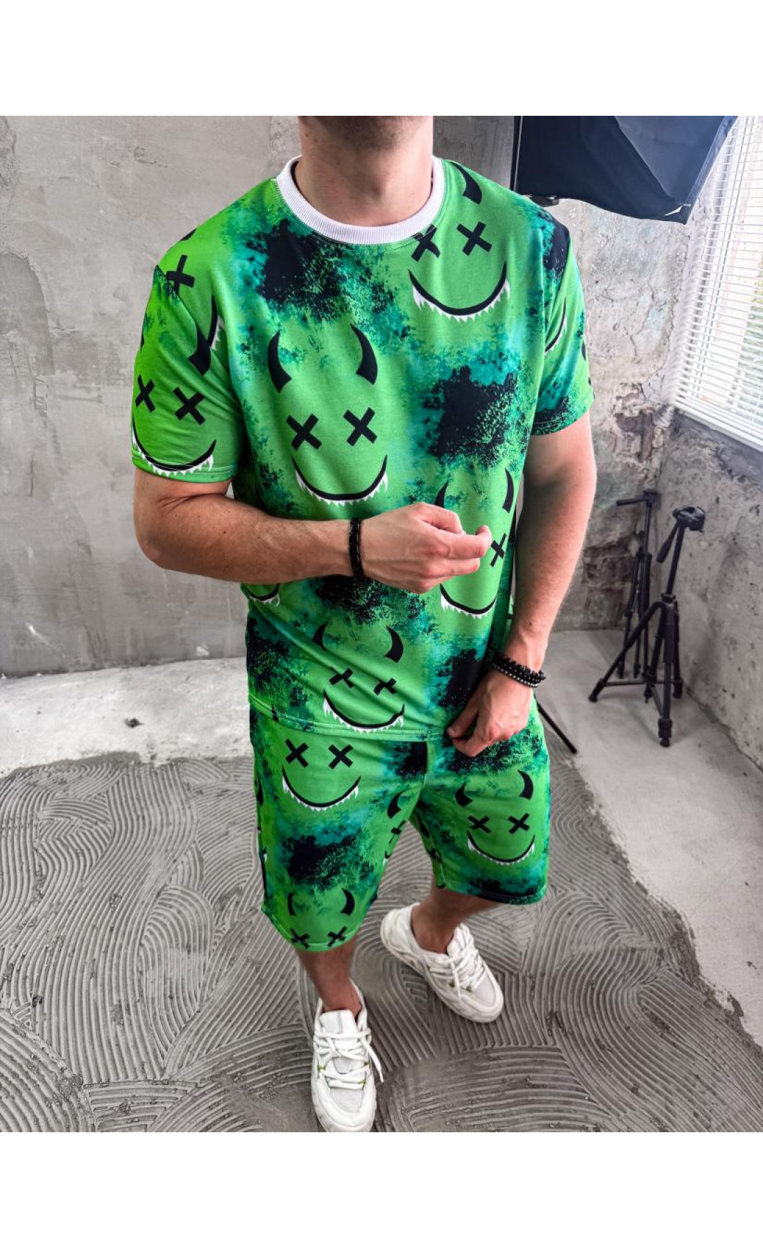 Зелений чоловічий зручний літній костюм-двійка з яскравим дизайном