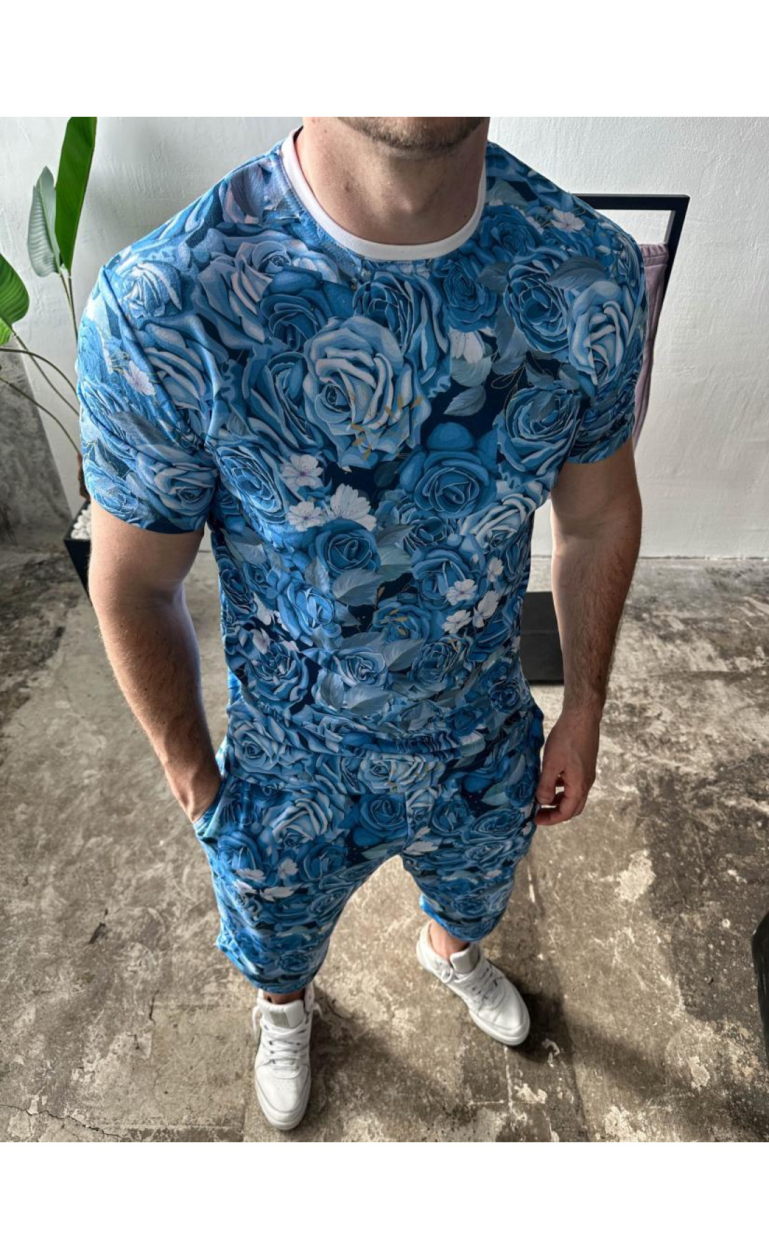 Блакитний чоловічий зручний літній спортивний костюм з яскравим дизайном квітів