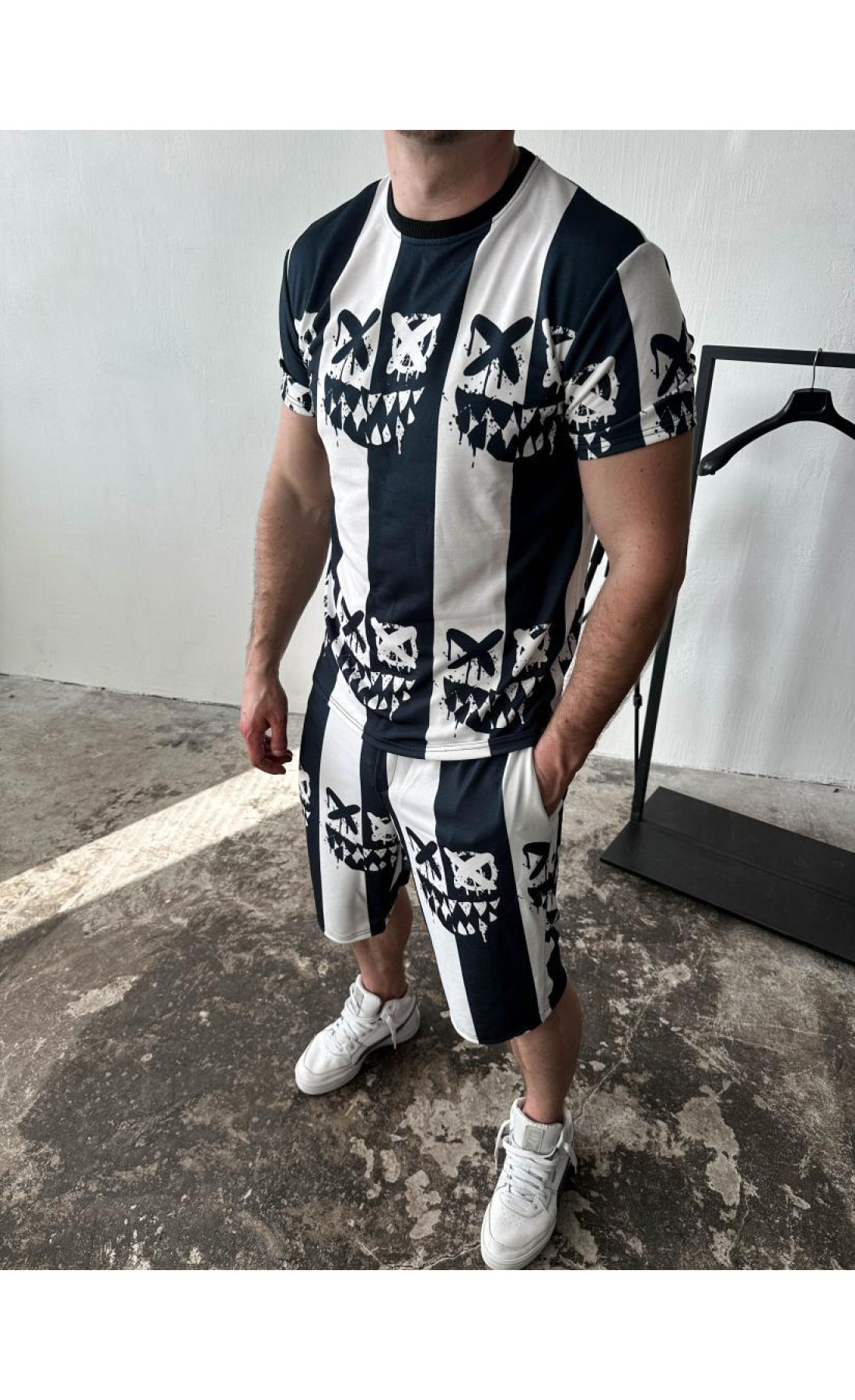 Чорно-білий чоловічий літній стильний спортивний костюм-двійка з трендовим дизайном