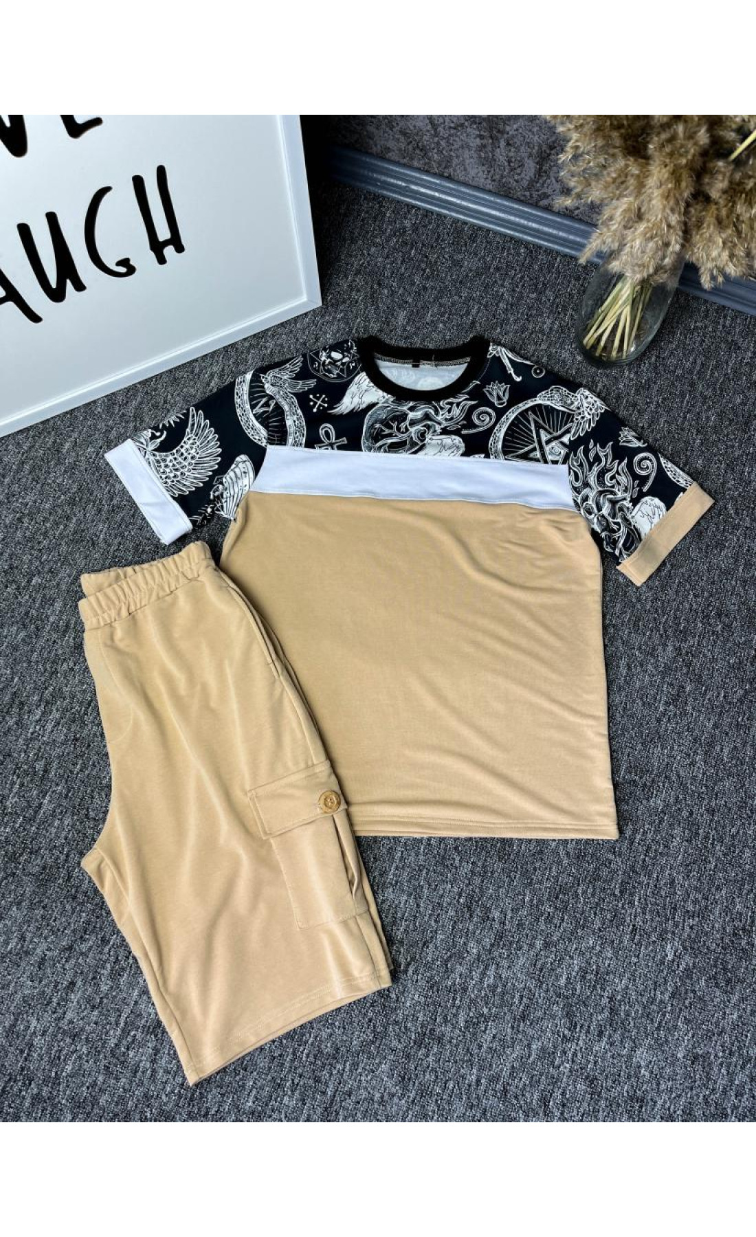 Бежевий чоловічий комфортний літній спортивний костюм зі стильним принтом