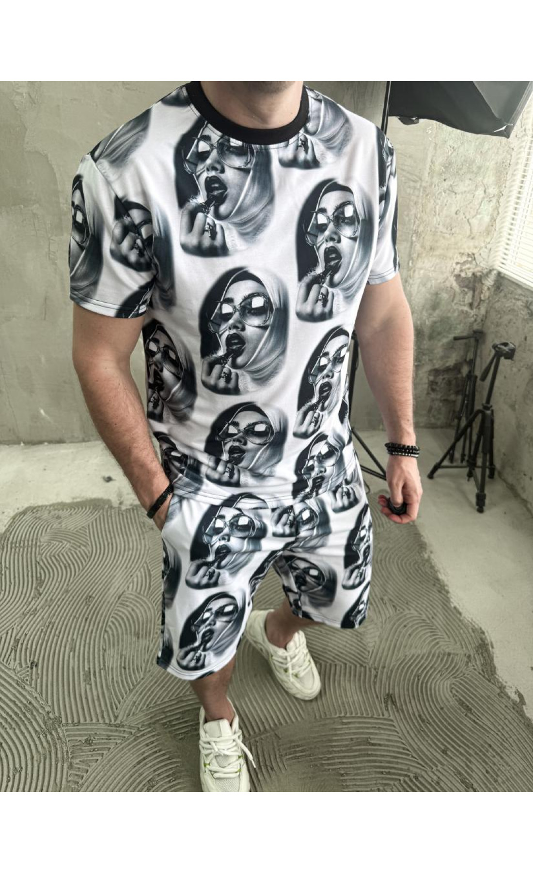 Білий чоловічий стильний літній спортивний костюм з модним дизайном