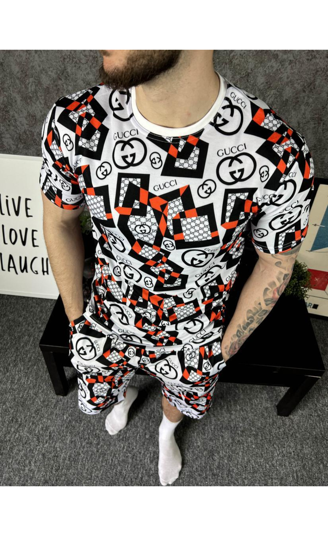 Білий чоловічий модний літній спортивний костюм з яскравим дизайном