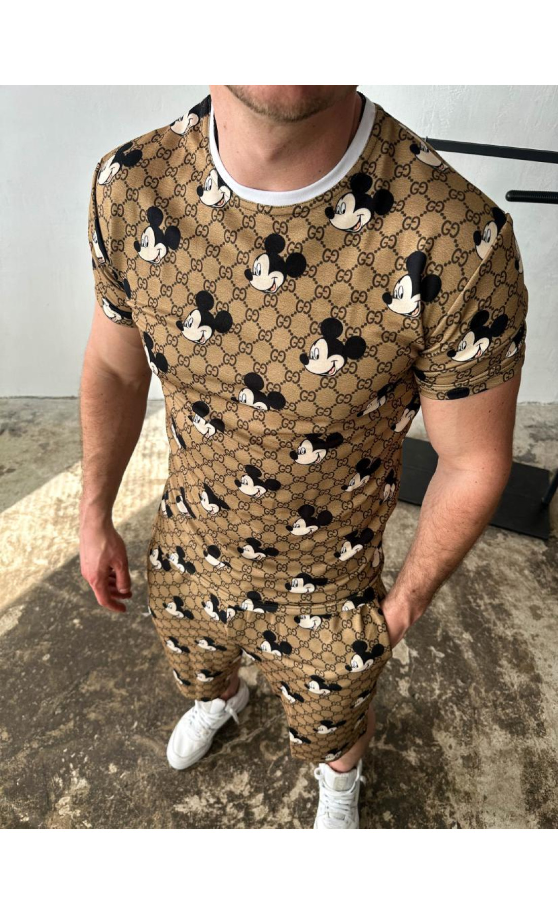 Бежевий чоловічий літній стильний спортивний костюм з яскравим мультяшним принтом