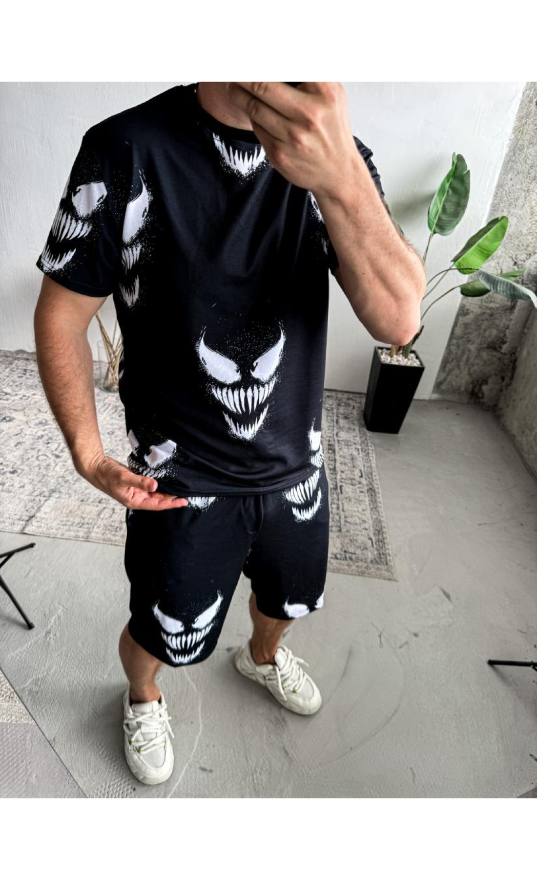 Чорний чоловічий зручний літній спортивний костюм зі стильним принтом