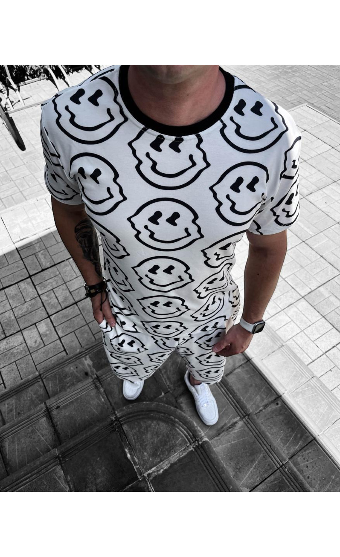 Білий чоловічий зручний літній спортивний костюм з модним принтом смайликів