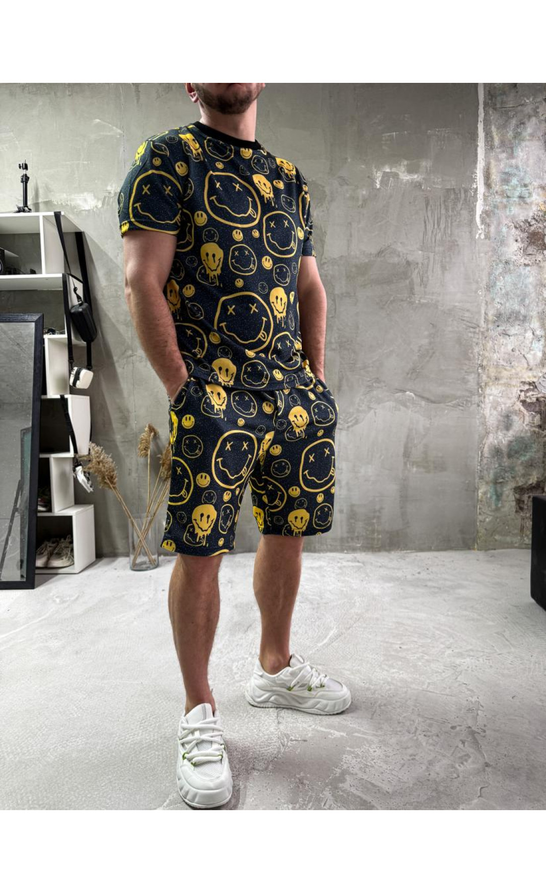 Чорний чоловічий літній модний спортивний костюм з яскравим дизайном смайликів