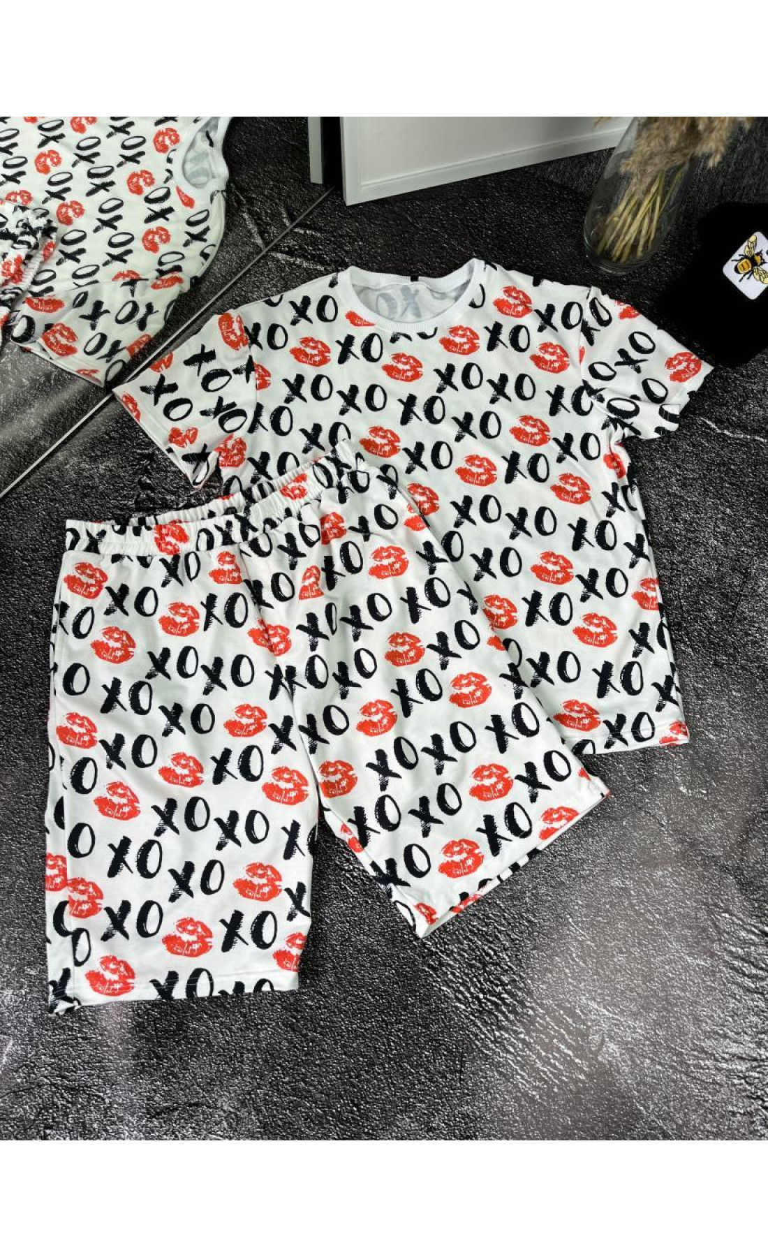 Білий чоловічий літній яскравий спортивний костюм з трендовим принтом