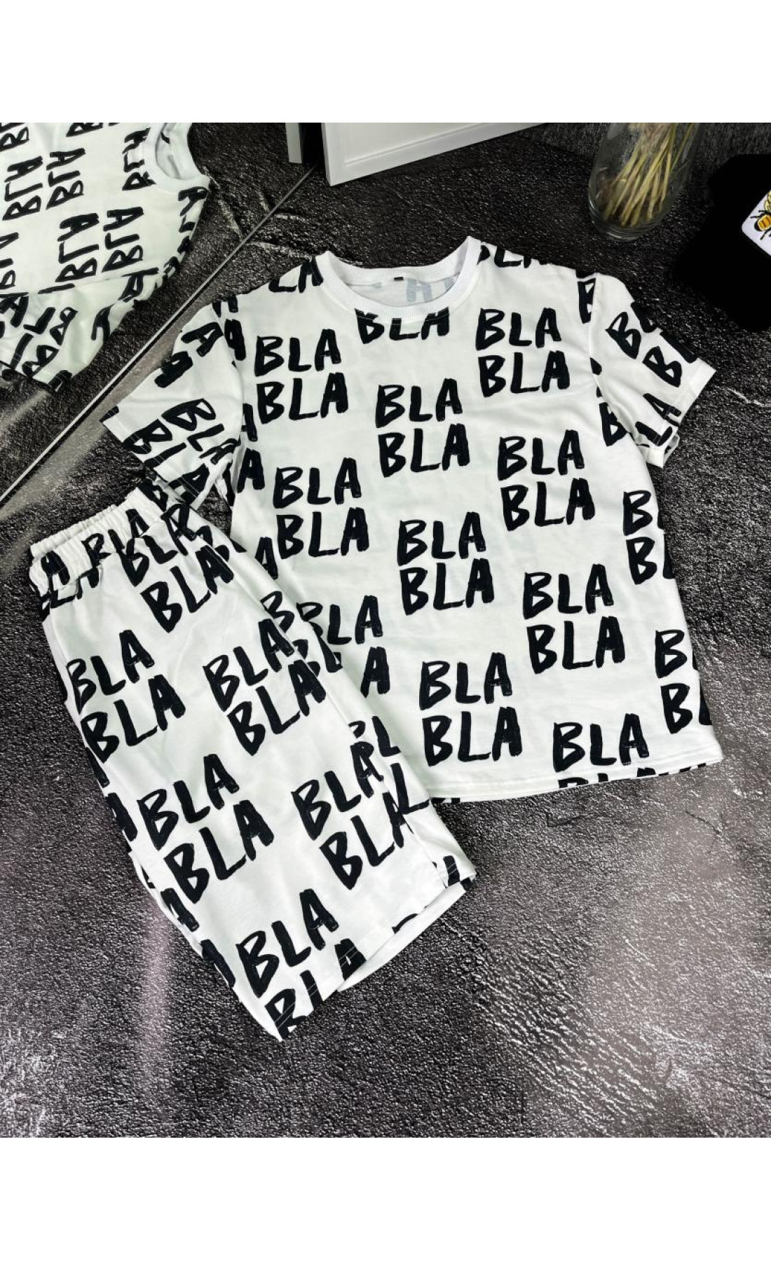 Білий чоловічий літній стильний спортивний костюм з трендовими написами