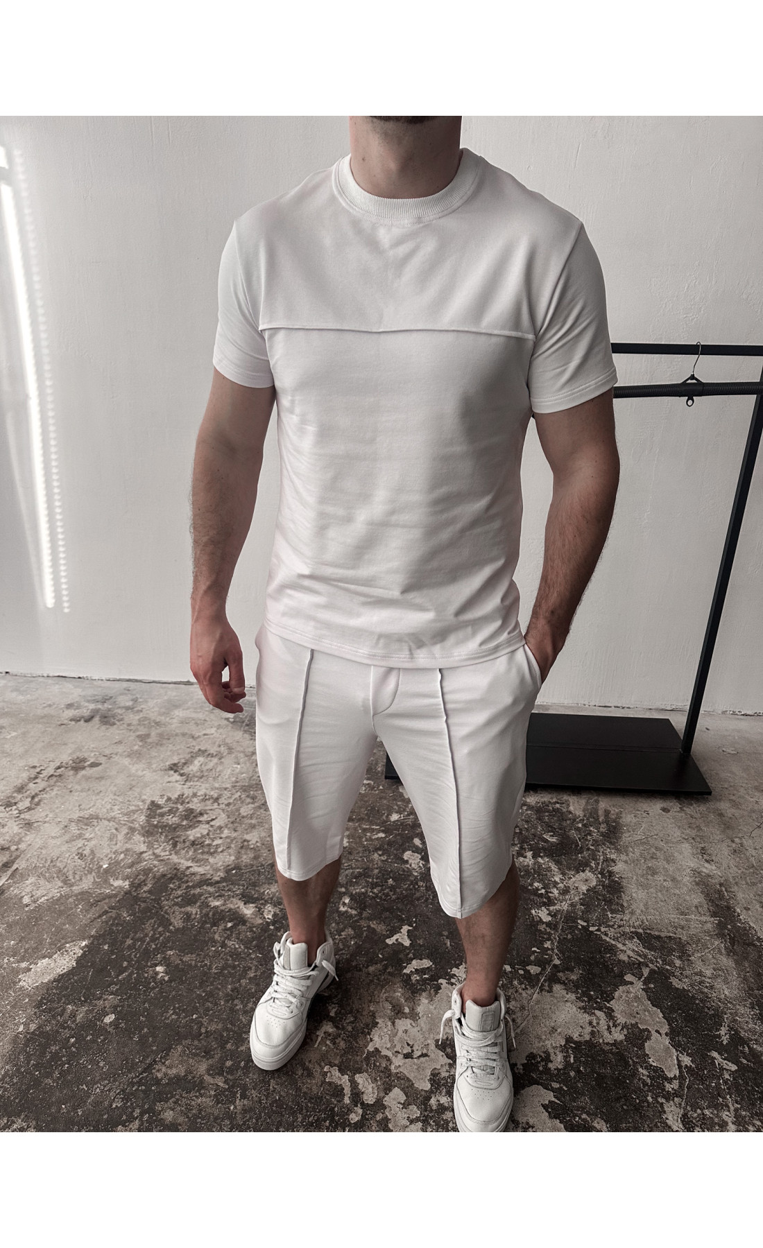 Чоловічий літній костюм , білого кольору ,