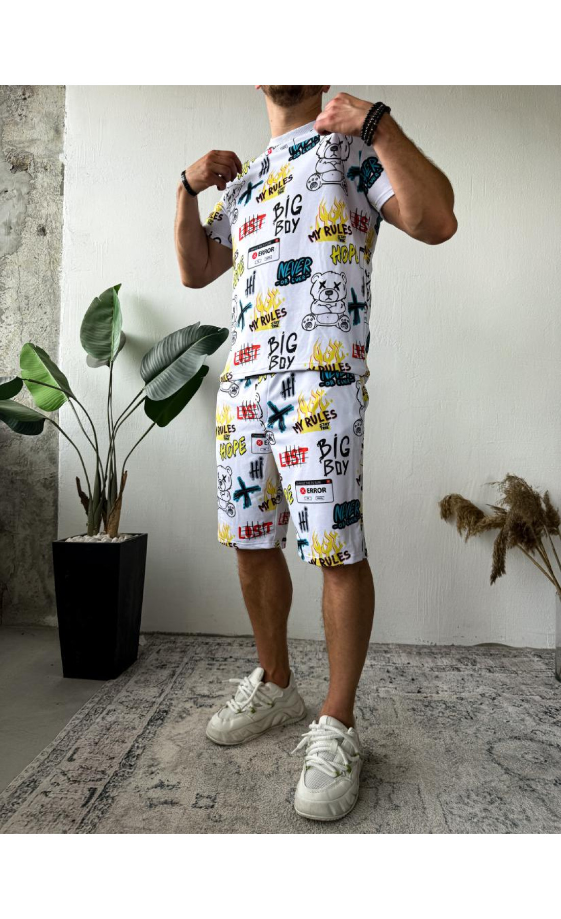 Літній білий чоловічий зручний спортивний костюм з яскравим дизайном