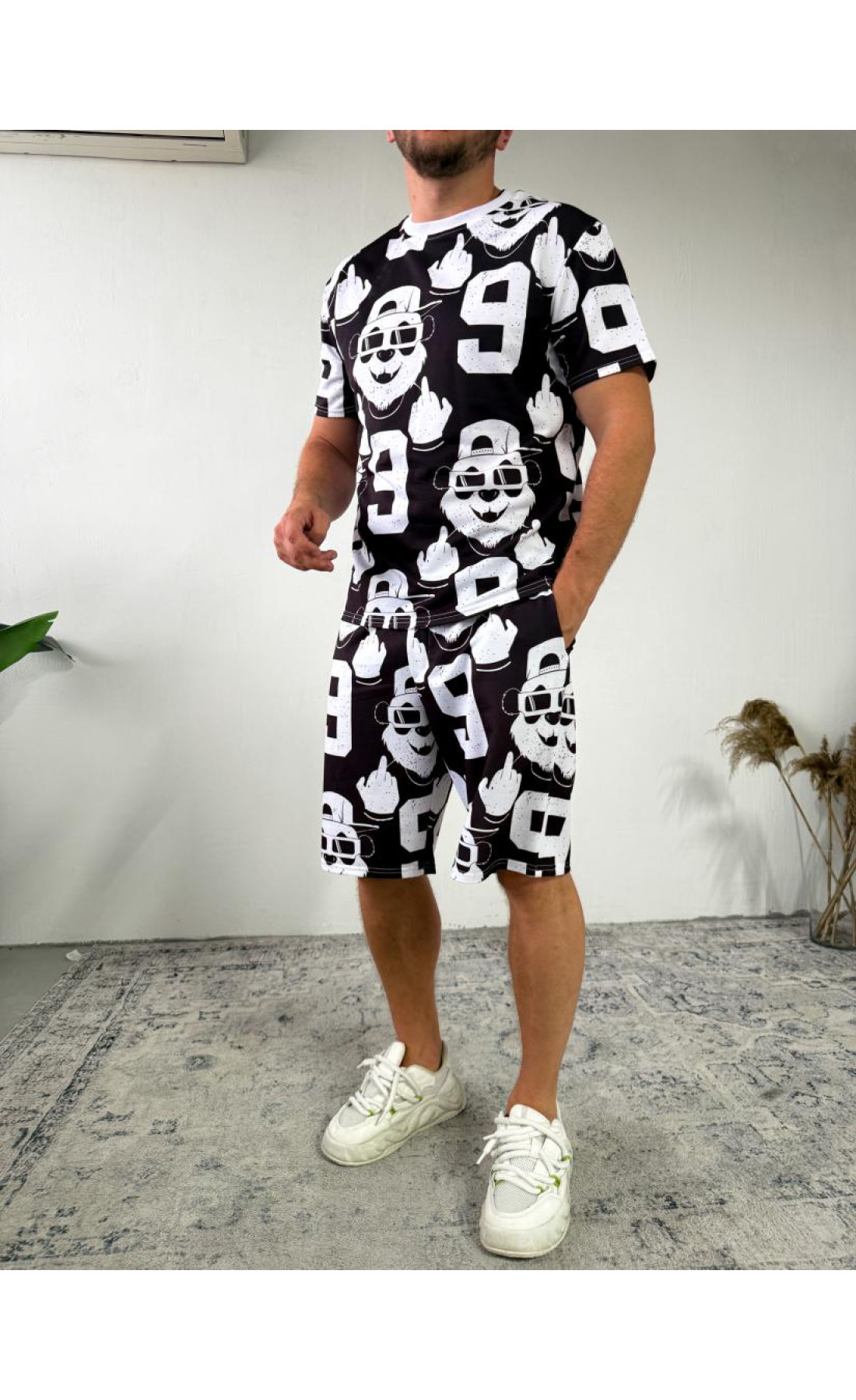 Чоловічий чорний літній комфортний спортивний костюм з яскравим дизайном