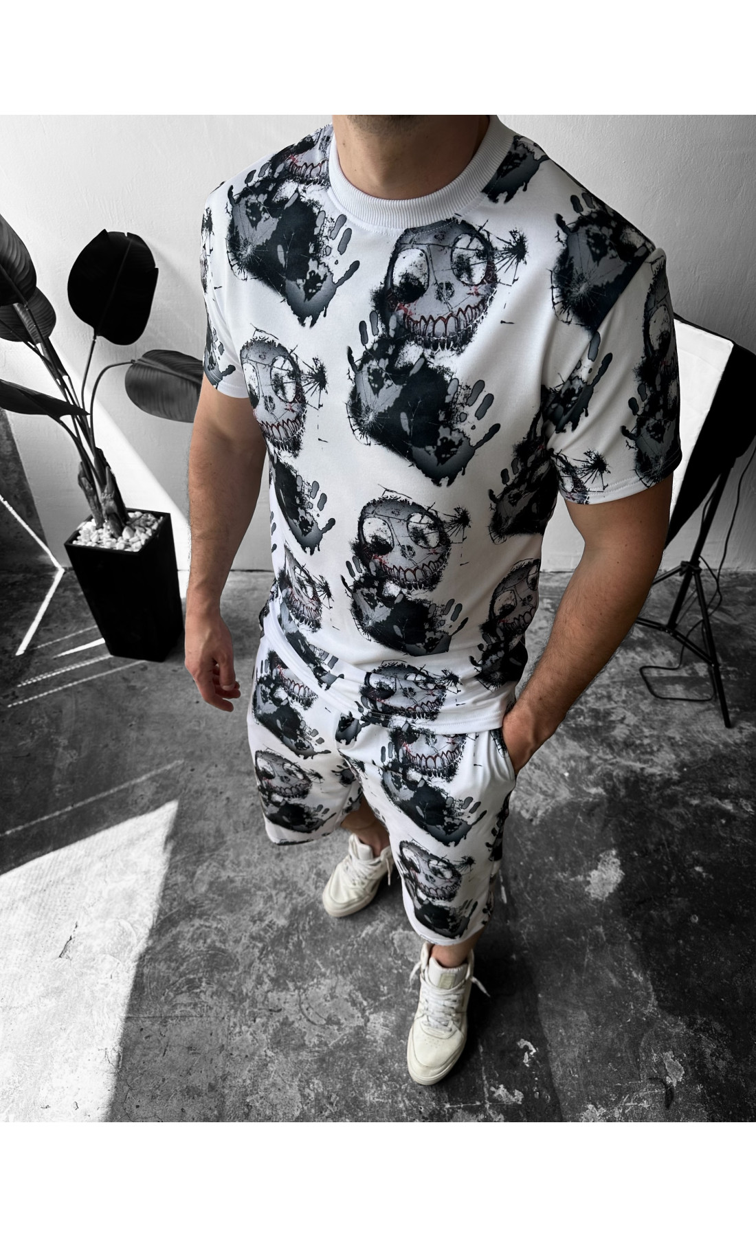 Зручний білий чоловічий спортивний костюм-двійка з модним дизайном