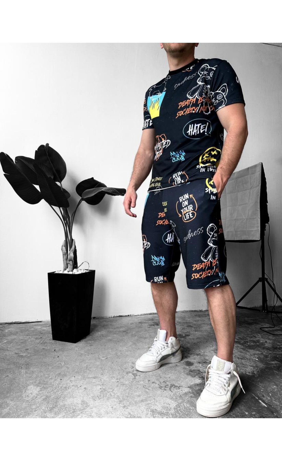 Чорний комфортний чоловічий літній спортивний костюм-двійка з яскравим дизайном