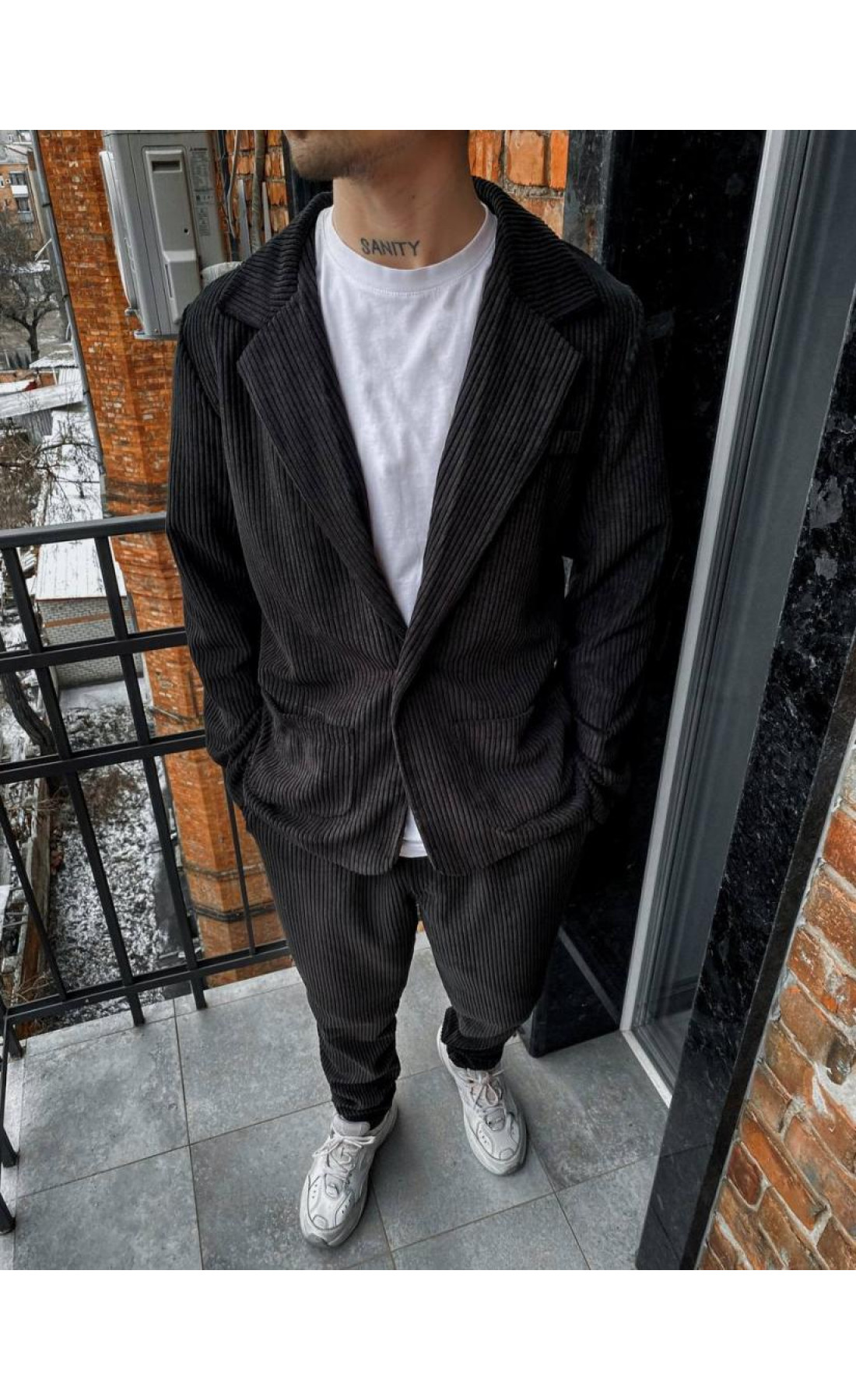 Чорний класичний костюм у рубчик