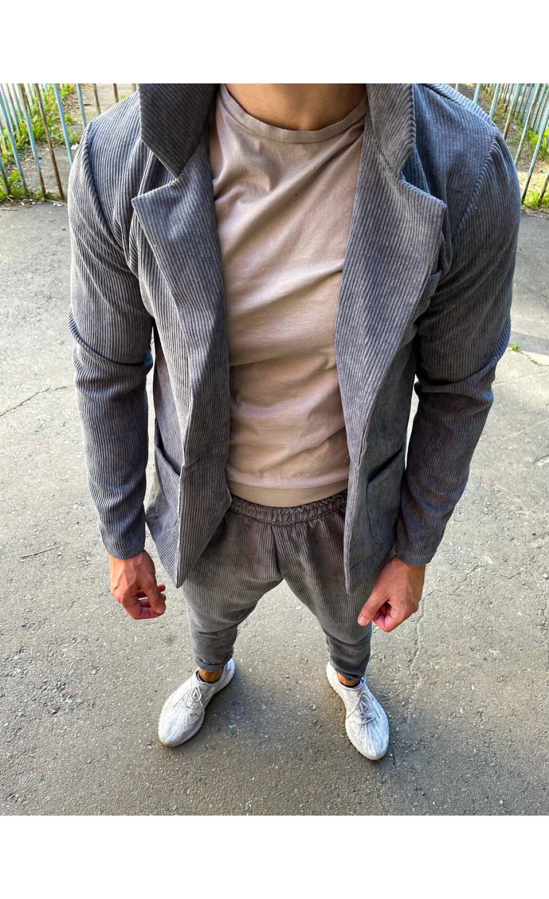 Класичний чоловічий костюм у рубчик сірого кольору