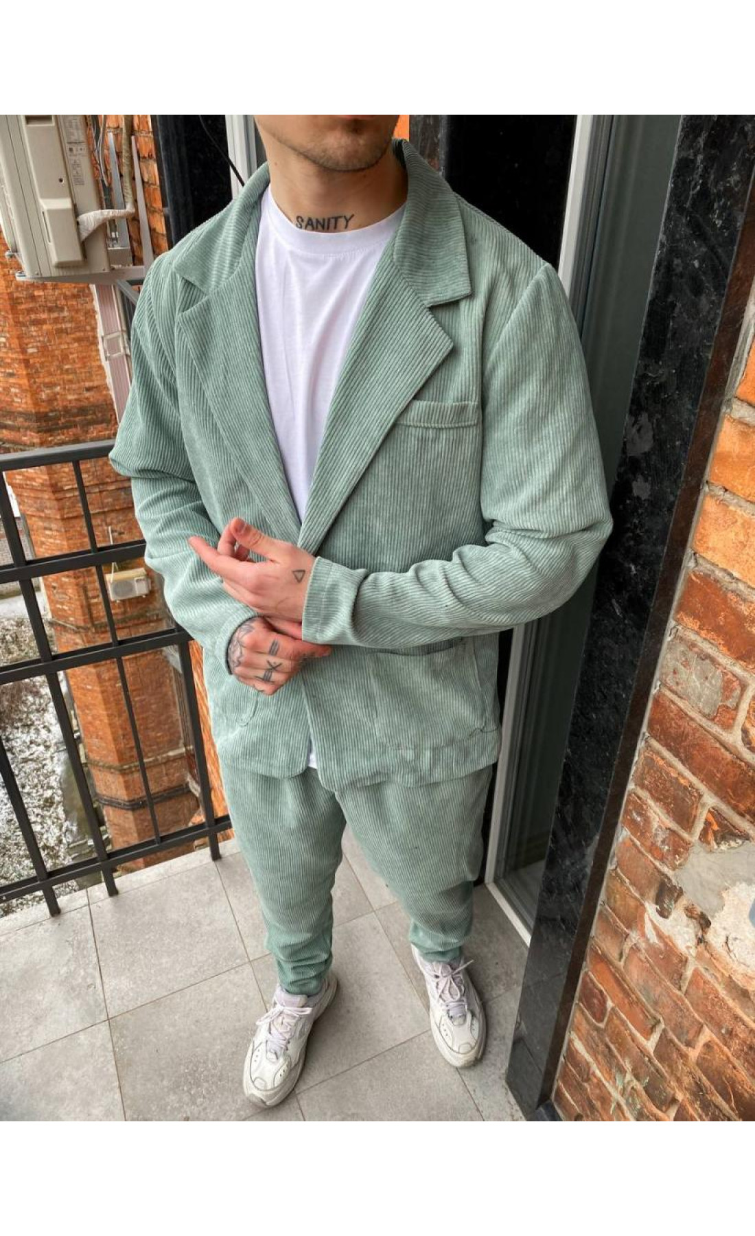 Класичний чоловічий костюм м'ятного кольору