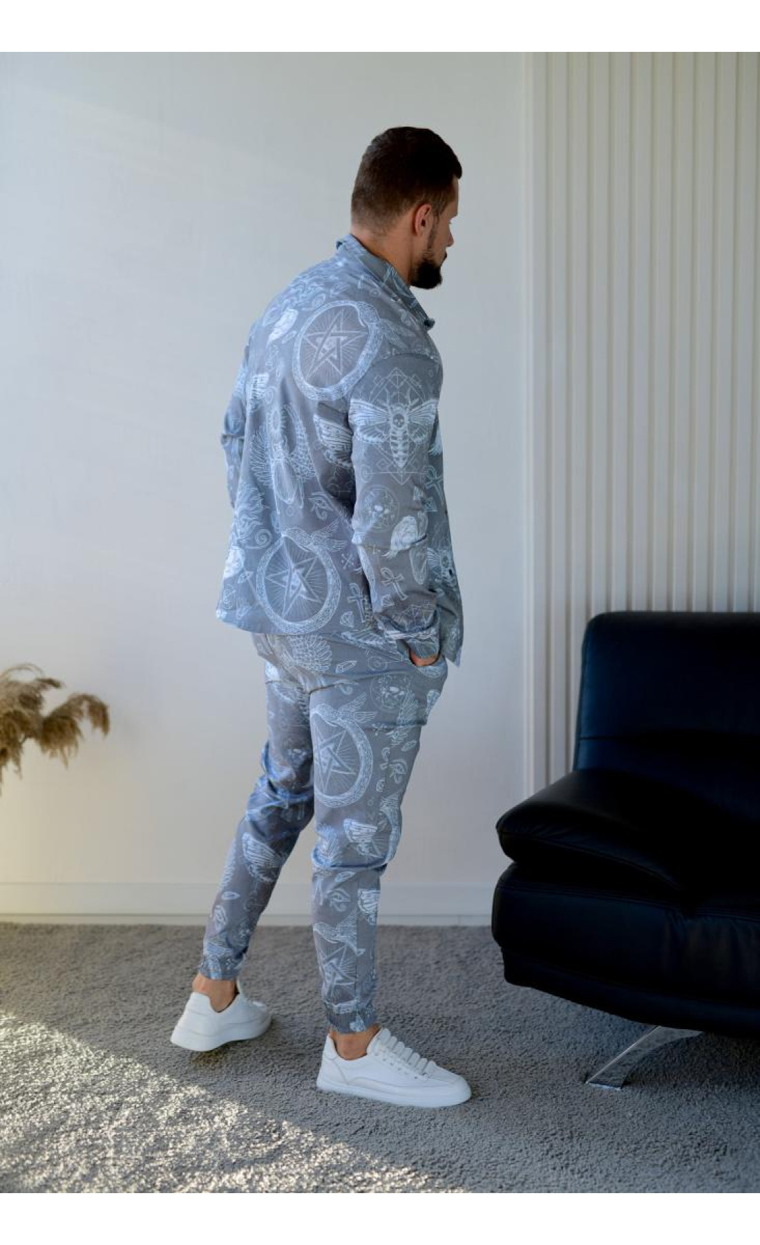 Принтований комфортний сірий костюм двійка з кишенями