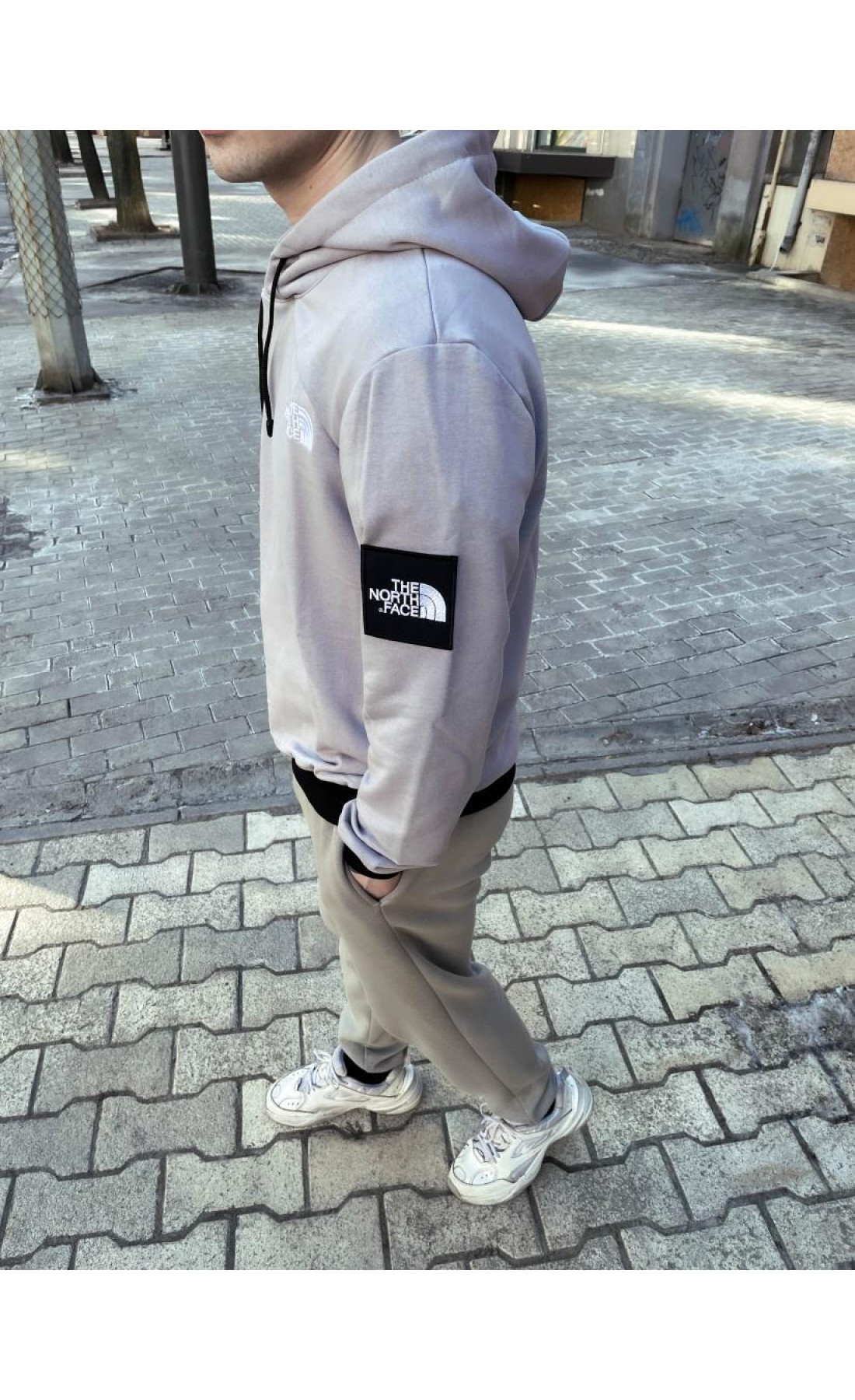 Однотонний чоловічий світло-сірий худі the north face з капюшоном