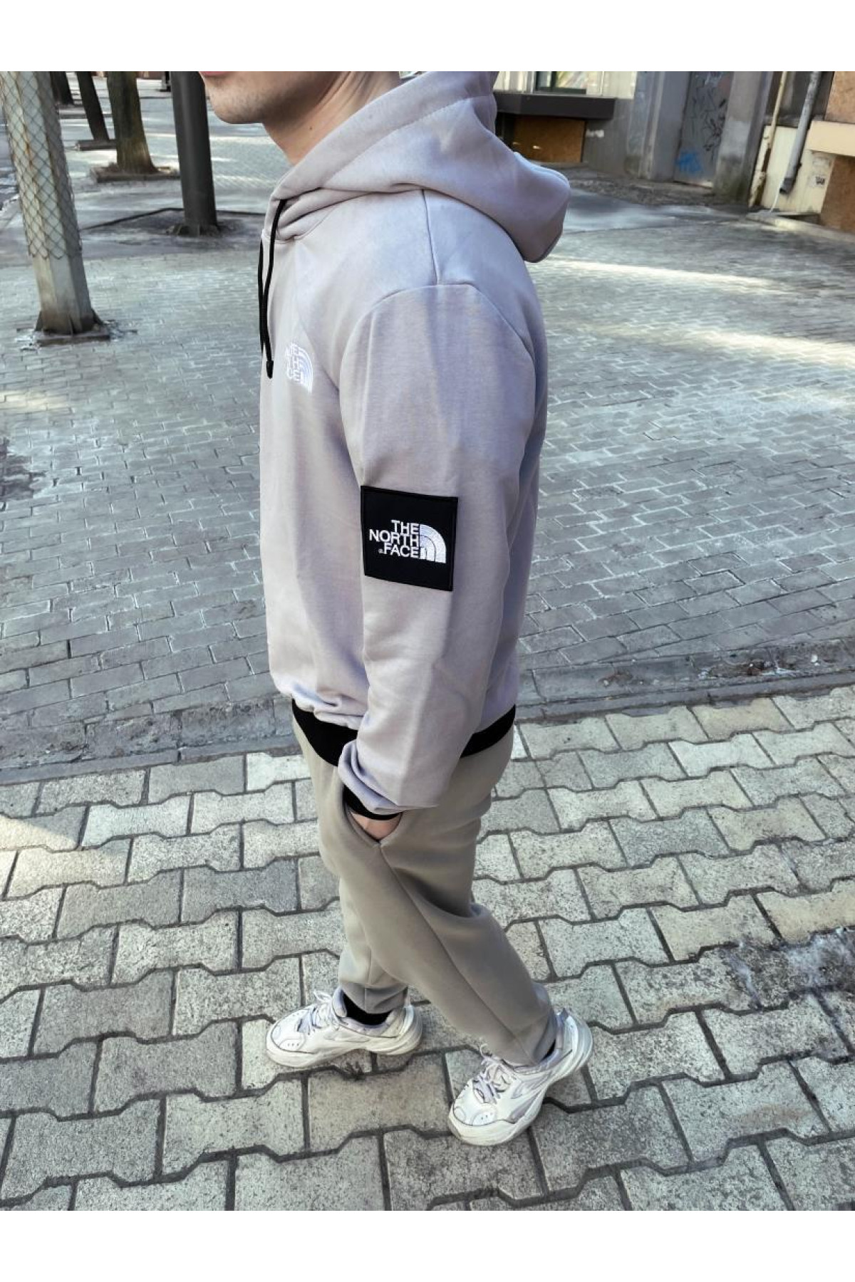 Однотонний чоловічий світло-сірий худі the north face з капюшоном