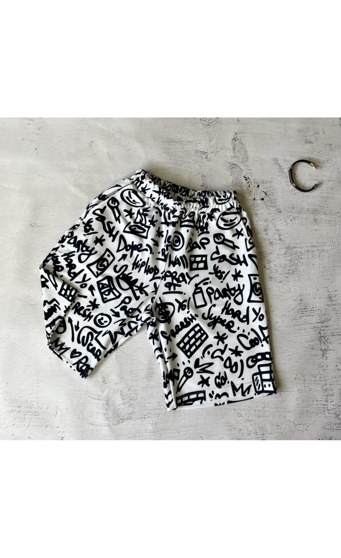 Літні чоловічі білі зручні трикотажні шорти з модним принтом