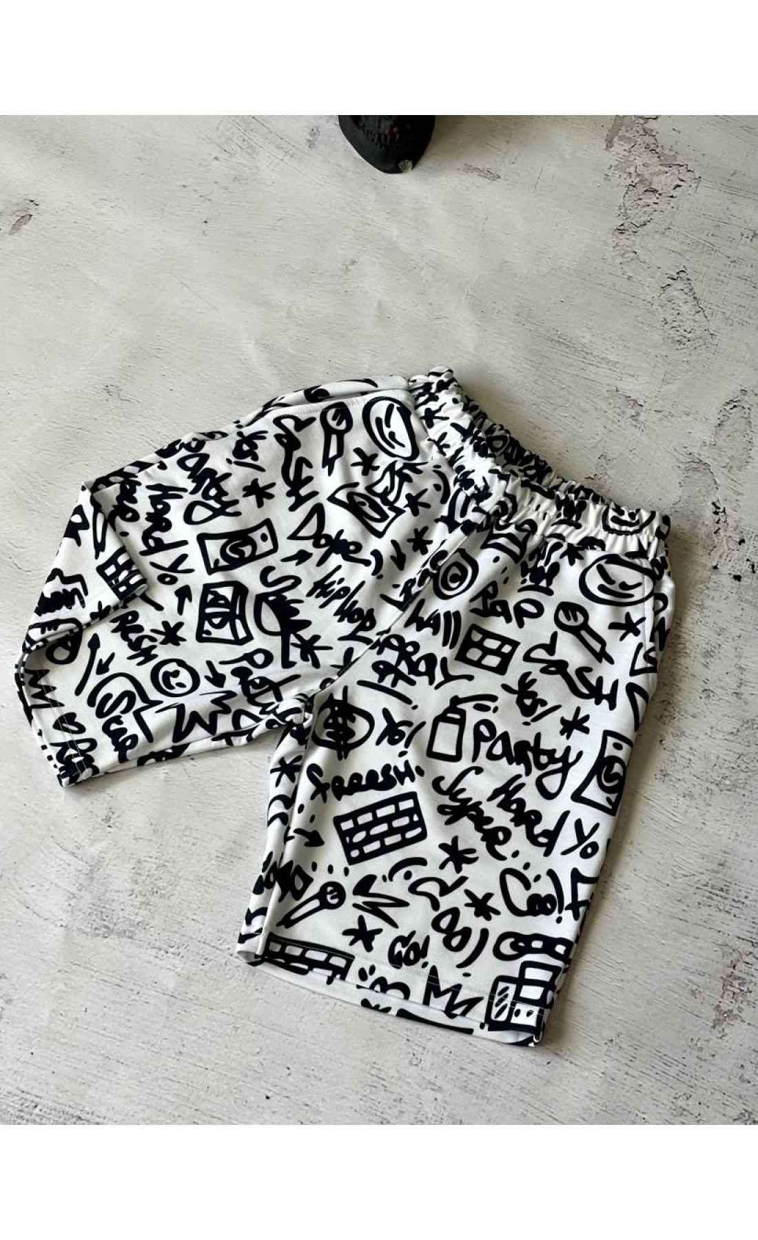 Літні чоловічі білі зручні трикотажні шорти з модним принтом