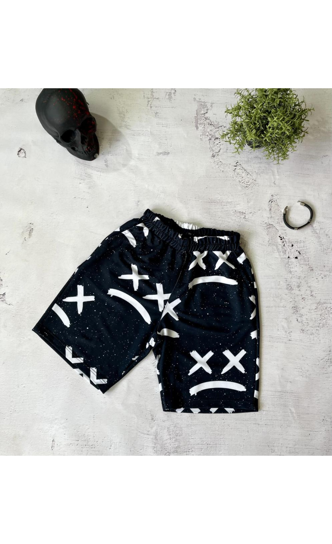 Літні чоловічі чорні трикотажні  шорти з яскравим принтом