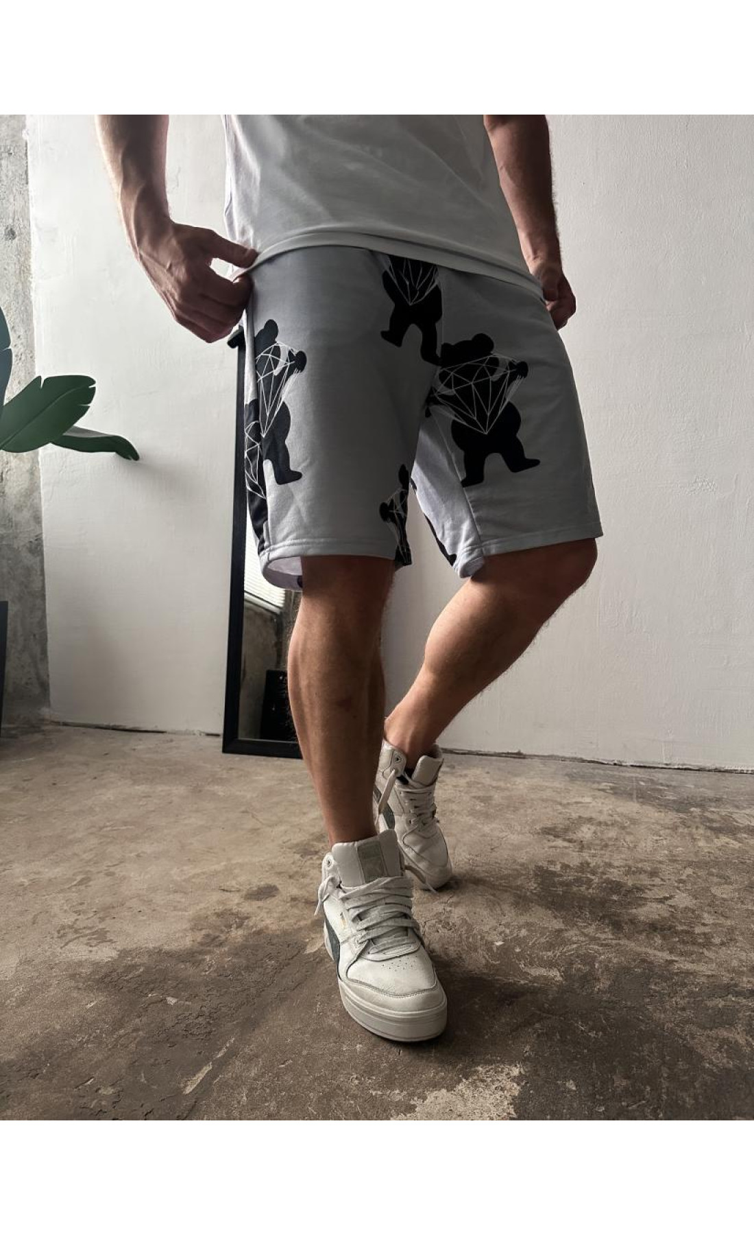 Чоловічі білі літні легкі трикотажні шорти з яскравим принтом