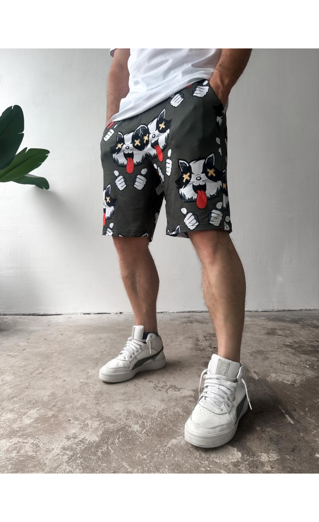 Чоловічі темно-зелені зручні літні трикотажні шорти з яскравим дизайном