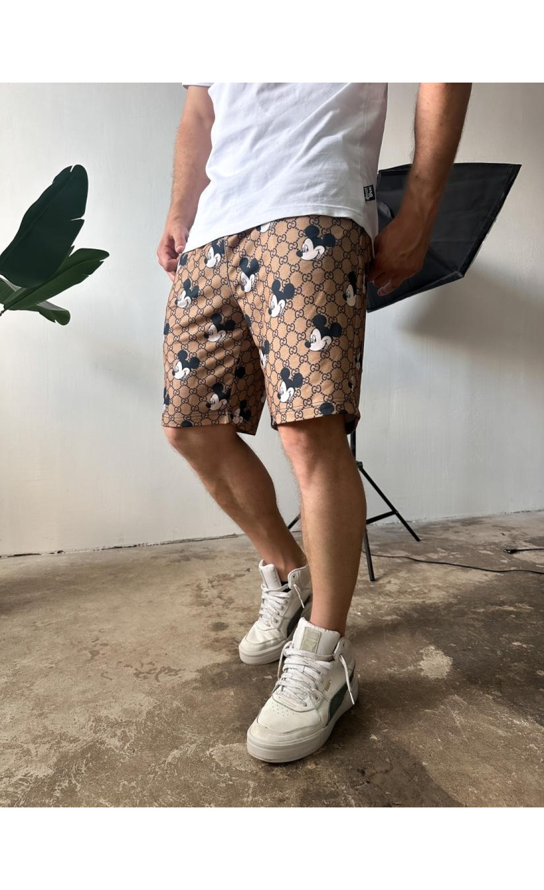 Трендові бежеві чоловічі літні трикотажні шорти з яскравим мультяшним принтом