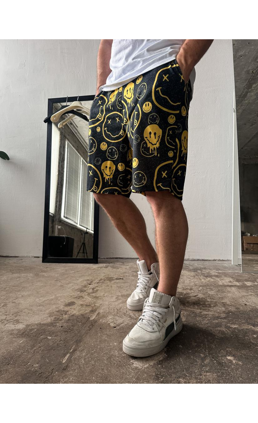 Чоловічі зручні чорні трикотажні літні шорти з яскравим дизайном