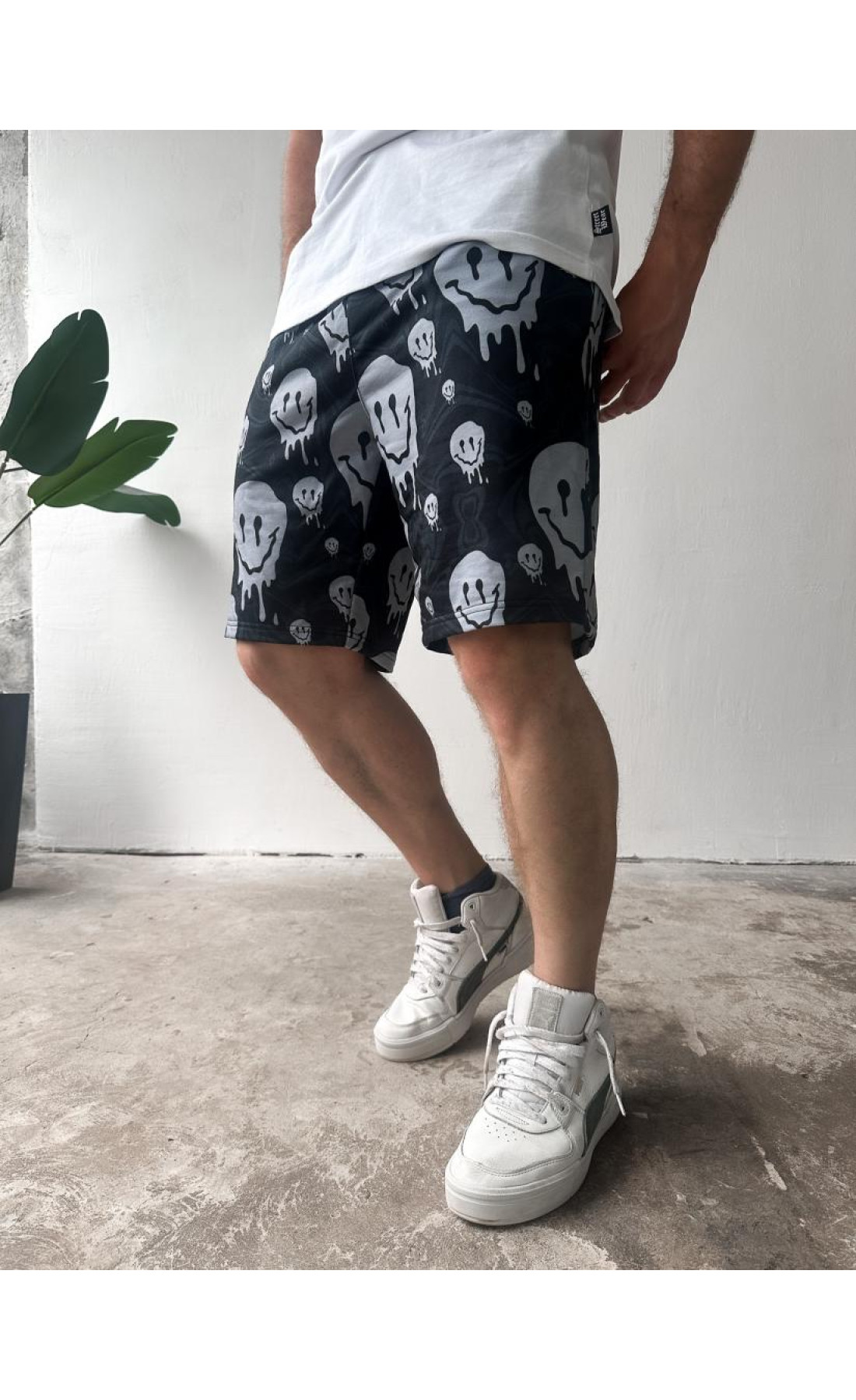 Чоловічі чорні літні комфортні трикотажні шорти з яскравим принтом