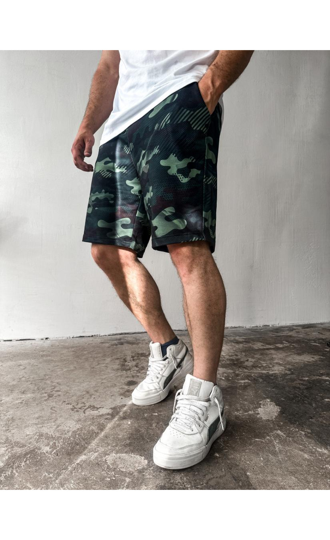 Комфортні темно-зелені чоловічі трикотажні літні шорти з модним дизайном