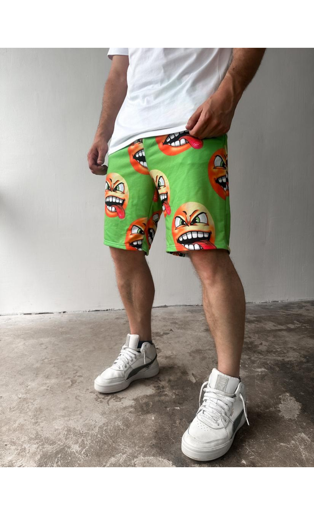 Зелені чоловічі легкі літні трикотажні шорти з яскравим принтом смайликів