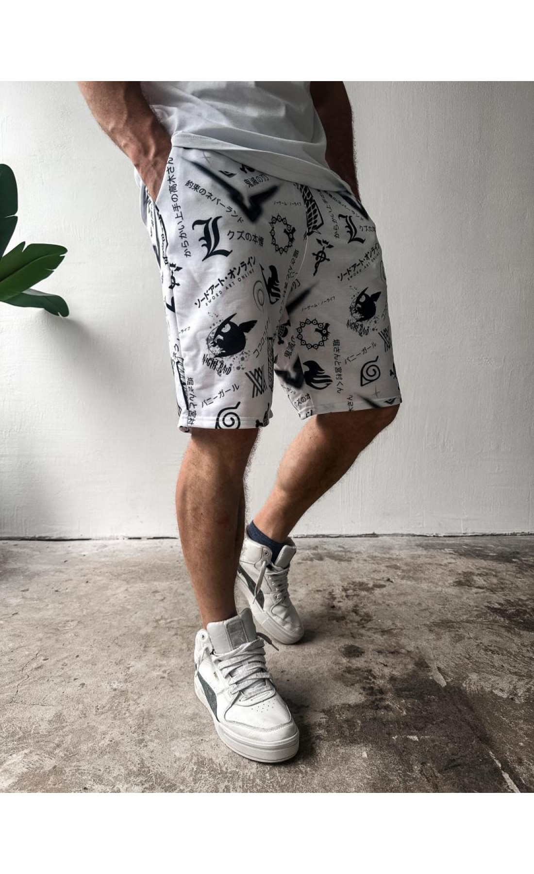 Білі чоловічі літні  трикотажні шорти з яскравим дизайном